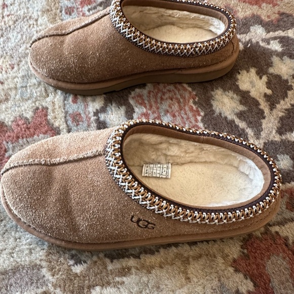 Like new uggs - Picture 2 of 5